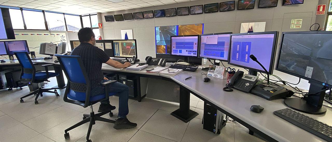 Un técnico de Aucalsa supervisa las imágenes que llegan al centro de control desde las cámaras instaladas en la autopista del Huerna. | C. M. B.