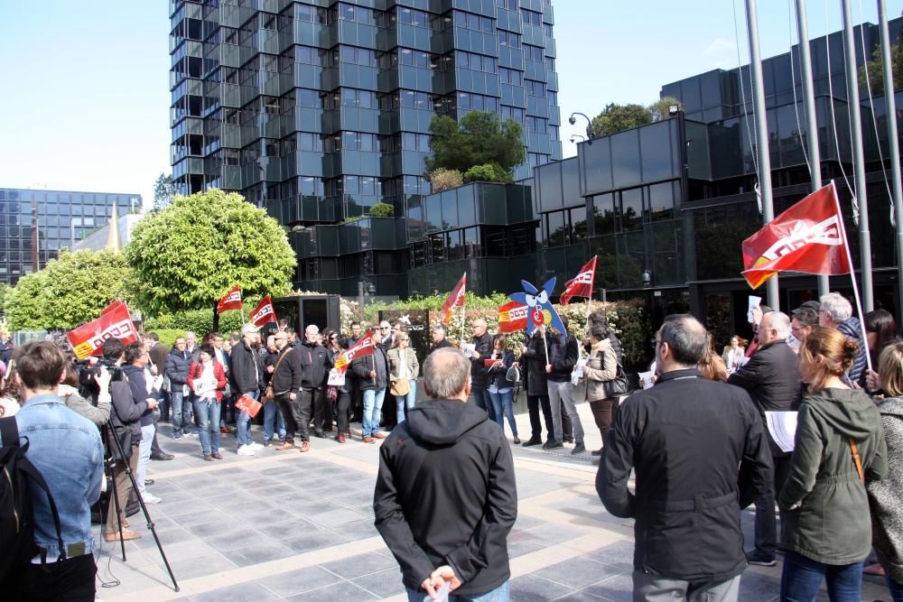 Més d’un centenar de treballadors de Caixabank es concentren a Barcelona i Girona contra l’ERO