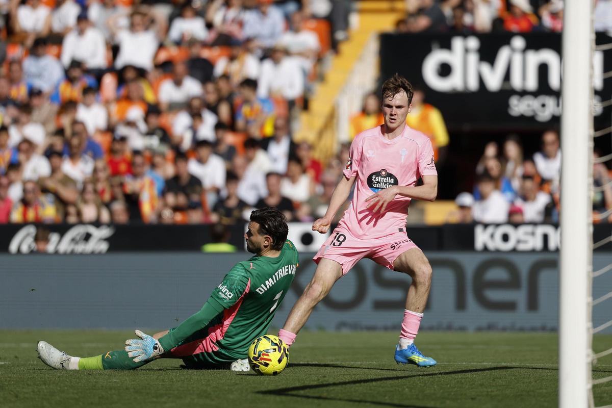 Williot bate a Dmtrevski en la última visita del Celta a Mestalla.