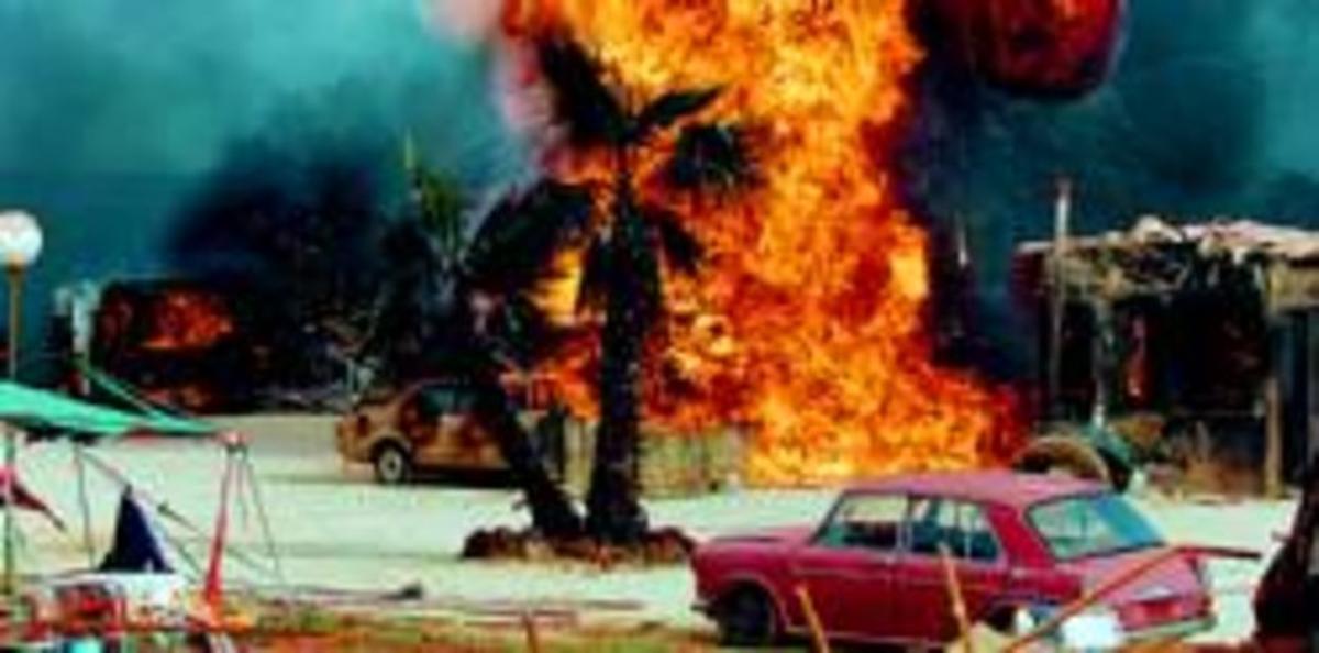 Una espectacular imatge de la minisèrie, que recrea l’explosió causada per un camió als Alfacs.