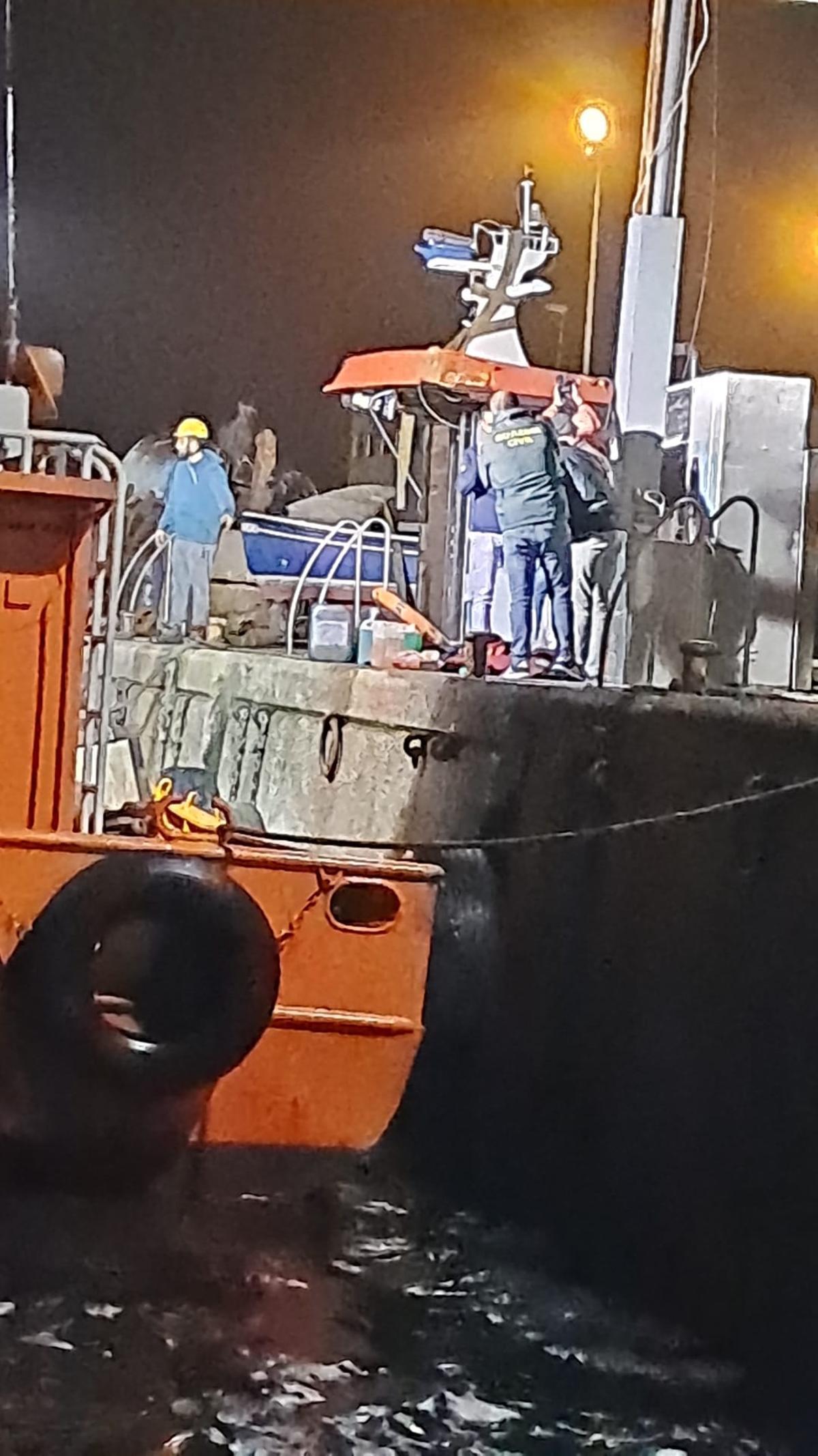 La llegada del "Insuiña Rande" a puerto con los bidones de combustible recuperados.