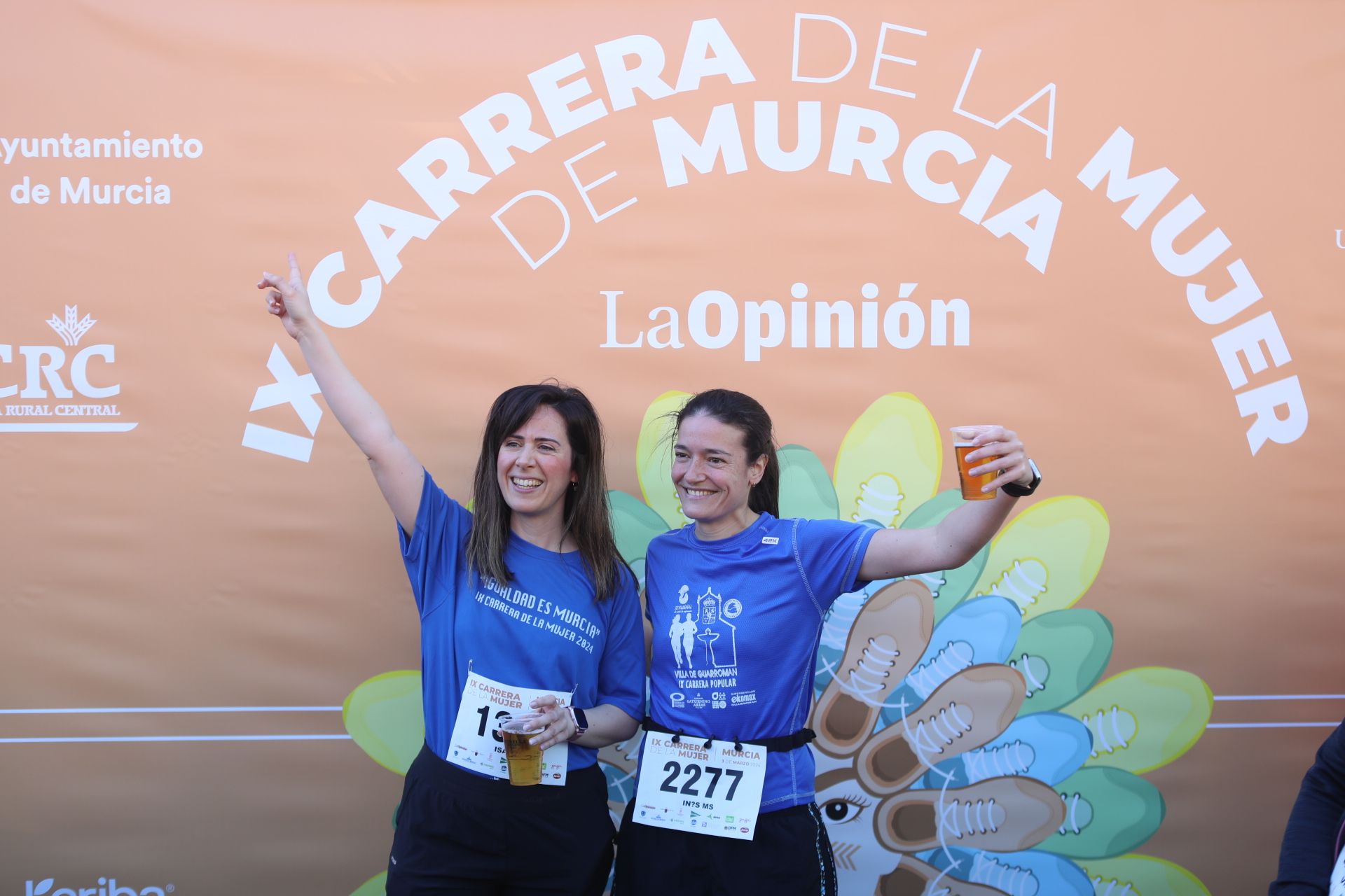 Las participantes posan en el photocall tras finalizar la Carrera de la mujer de Murcia