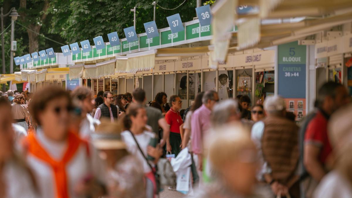 Personas pasean por la Feria del Libro de Madrid.