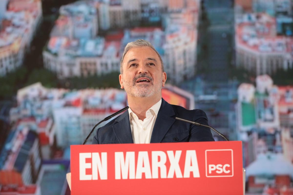 El líder del PSC, Salvador Illa; el secretario general del PSOE y presidente del Gobierno, Pedro Sánchez; y el candidato socialista a la alcaldía de Barcelona Jaume Collboni; intervienen en la clausura de la Convención Municipal del PSC en La Farga, a 2 de abril de 2023, en LHospitalet de Llobregat, Barcelona