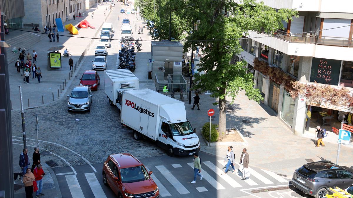 Cotxes i furgonetes a la plaça Pompeu Fabra de Girona