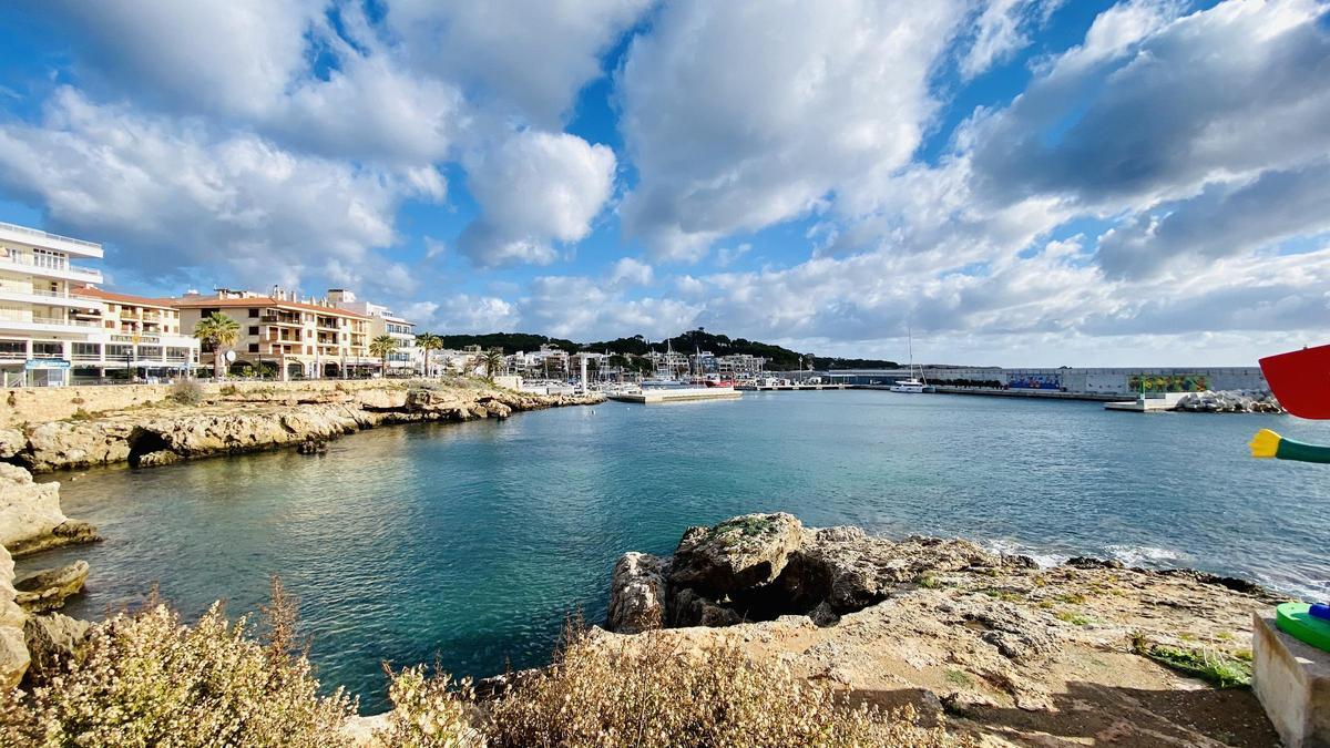 Wolken, aber auch viel Sonne erwartet die Insel in den ersten Tagen des Jahres 2024, so wie hier in Cala Ratjada.