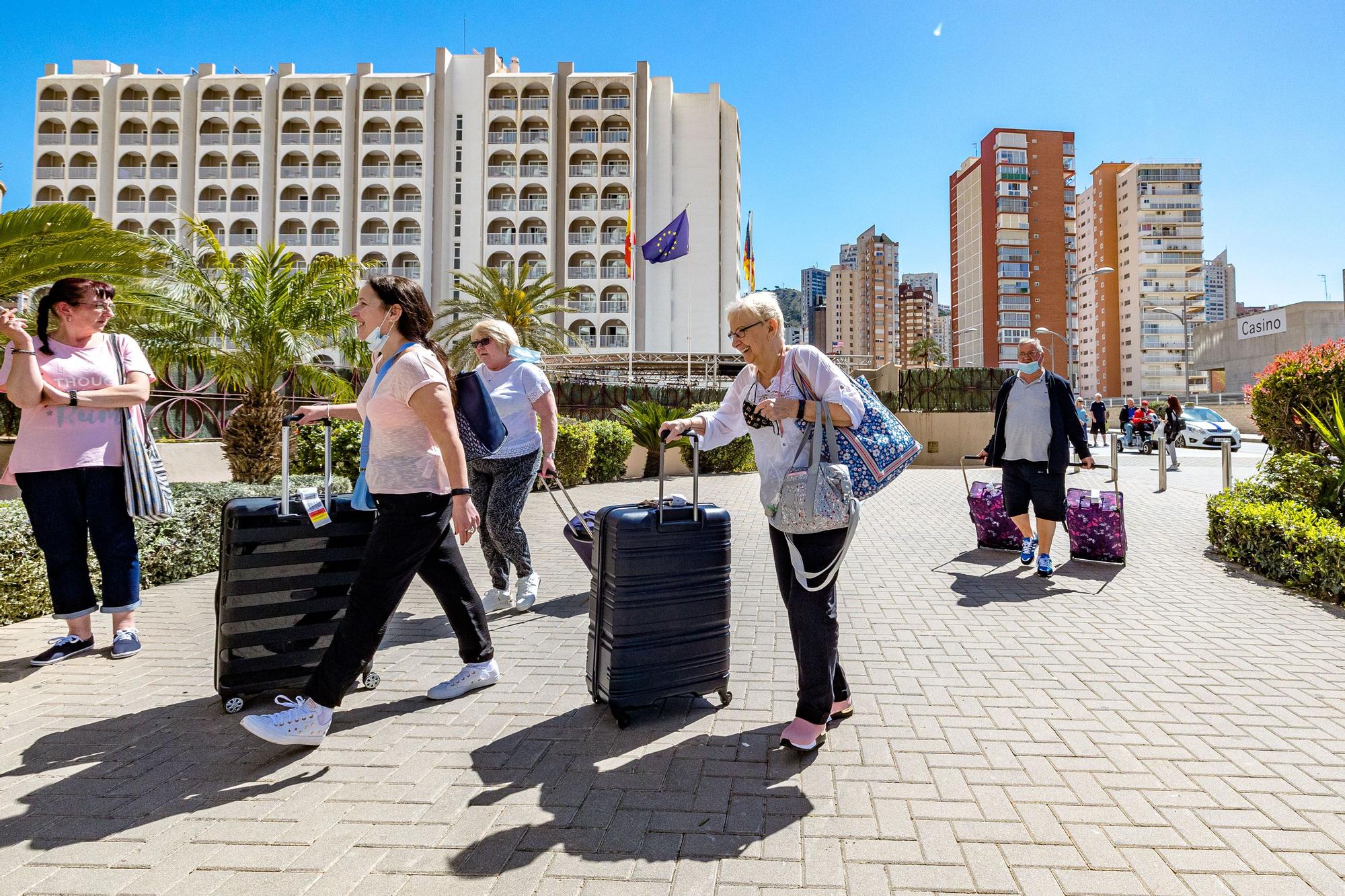 El primer gran test turístico del año tras dos años casi en blanco por las restricciones del covid han despertado la esperanza en el sector, que espera un volumen de negocio similar al de la Pascual de 2019 y que tiene ya operativa el 90% de la planta de hoteles y apartamentos.