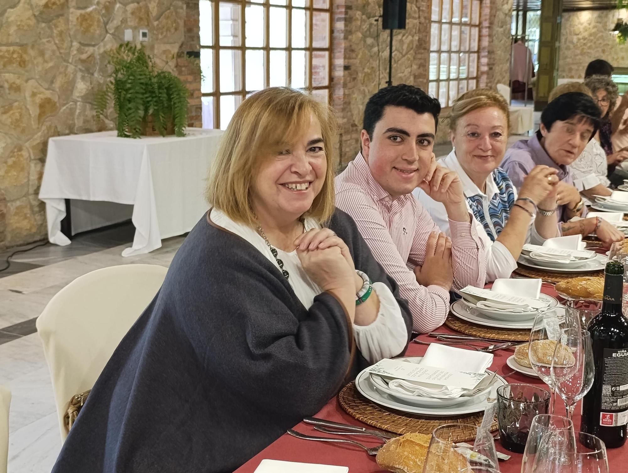 Emotivo y multitudinario homenaje a los sanitarios de Villabona