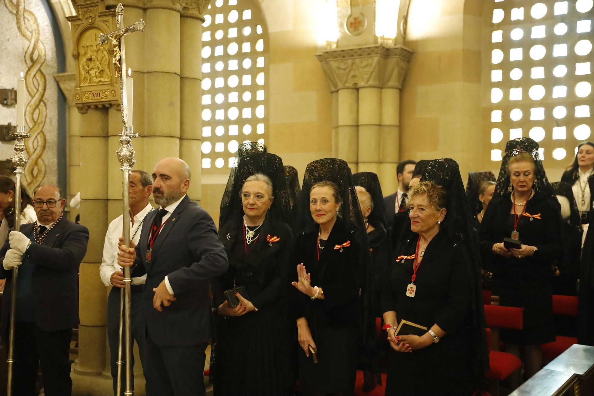 Pétalos, incienso, niños... así fue la procesión del Corpus Christi en Gijón (en imágenes)