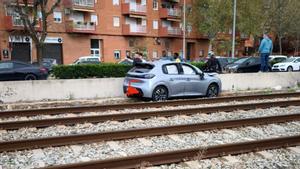 El vehículo que ha caído a las vías de la R1 entre Arenys de Mar y Mataró