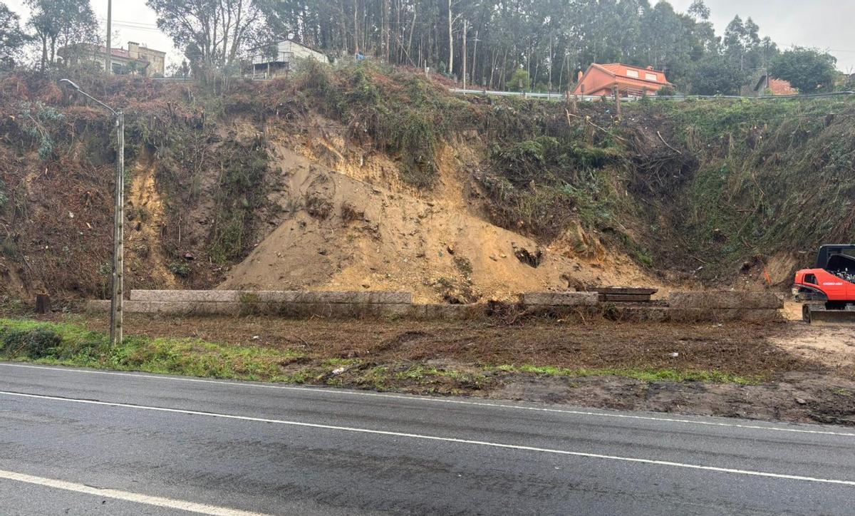 El talud junto a la PO-551 en A Borna por donde discurre el vial Rúa da Granxa. | FDV