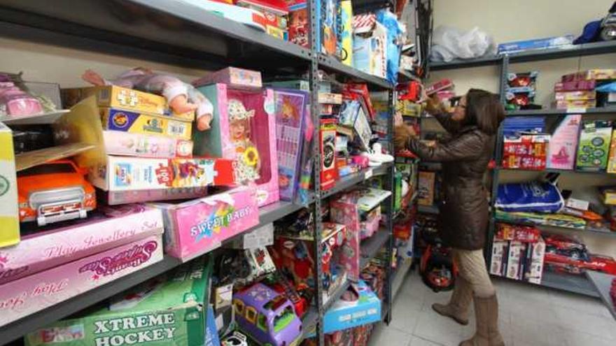 Estanterías de instalaciones municipales recogen decenas de juegos y juguetes.