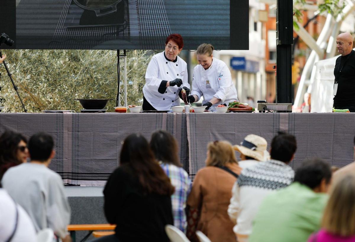 Catalina y Núria Riera de Ca n'Alfredo preparan calamar relleno de sobrasada.. | TONI ESCOBAR