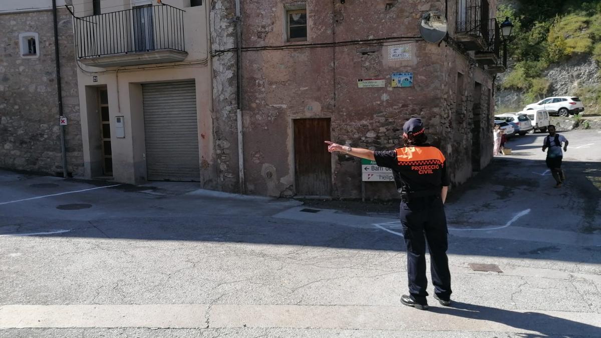 Voluntari de Protecció Civil col·laborant en les taques d&#039;organització de la Trail Catllaràs, diumenge al matí