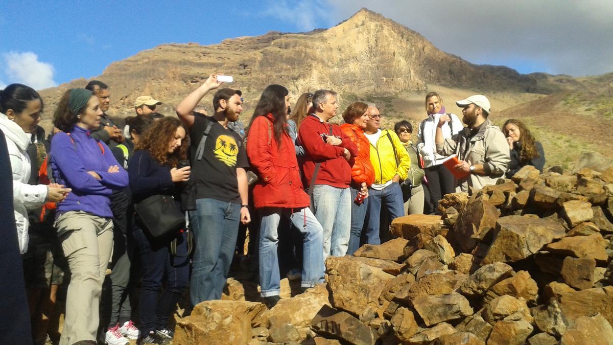 Un grupo de personas durante una visita cultural a la necrópolis de Arteara.