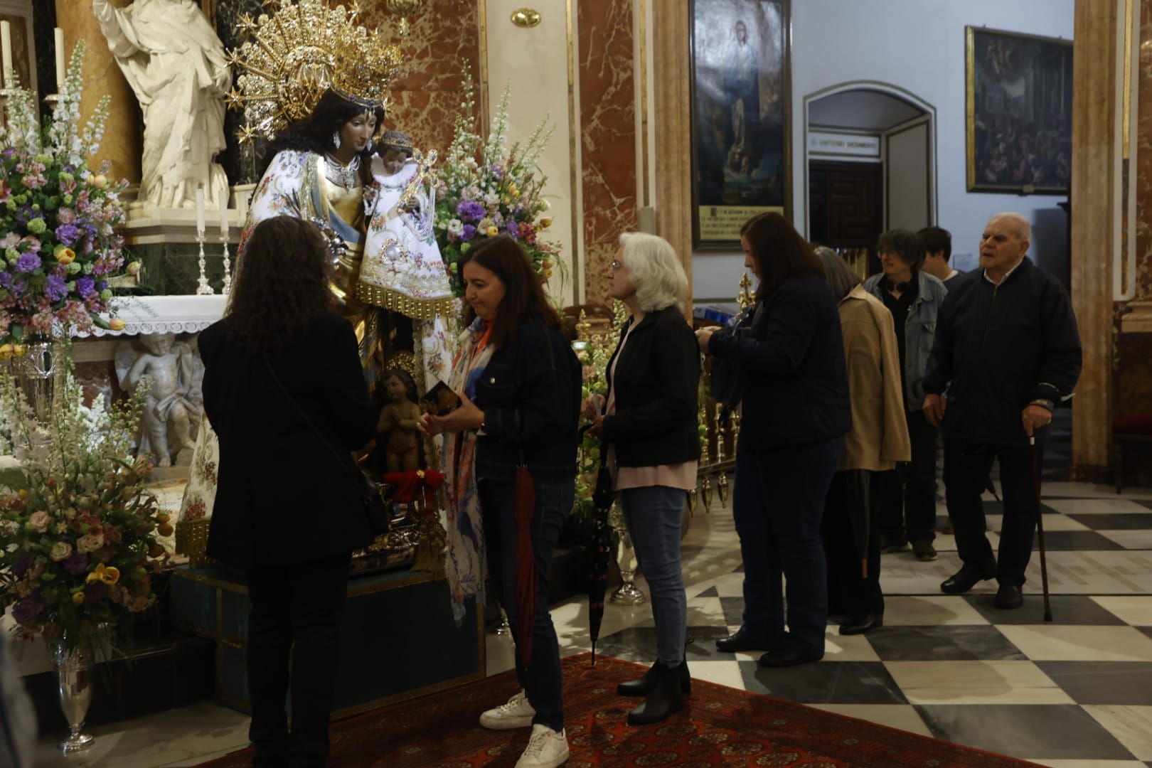 Comienza el besamanos a la virgen