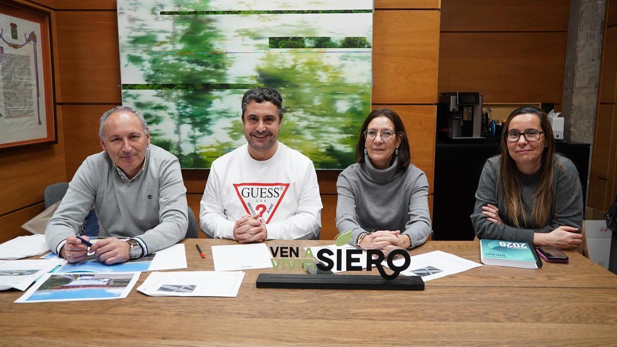 Juan Carlos Álvarez, Javier Rodríguez, Amparo Antuña y Leire Gabilondo, este lunes, durante la rueda de prensa sobre el puente.