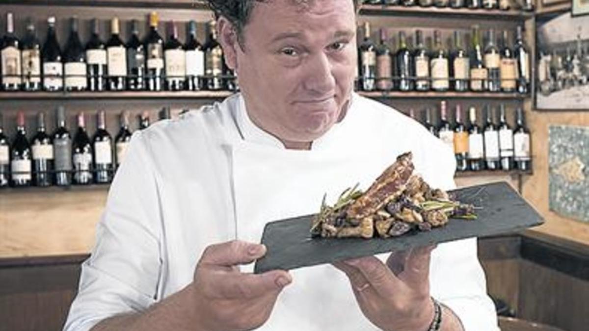 Jordi Olivet, chef del restaurante Bilbao, muestra unas setas.