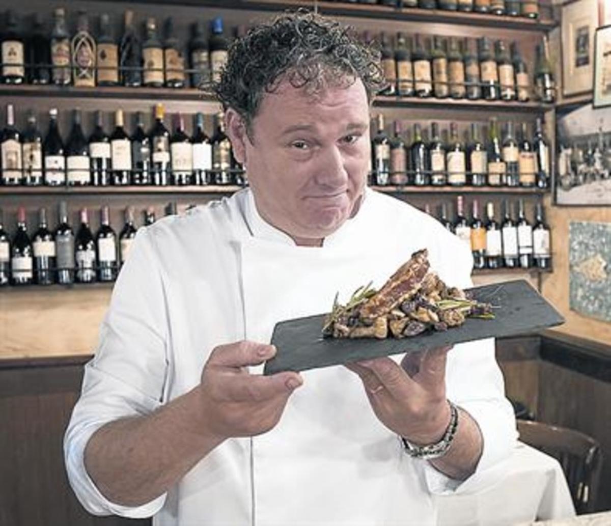 Jordi Olivet, xef del restaurant Bilbao, mostra uns bolets.