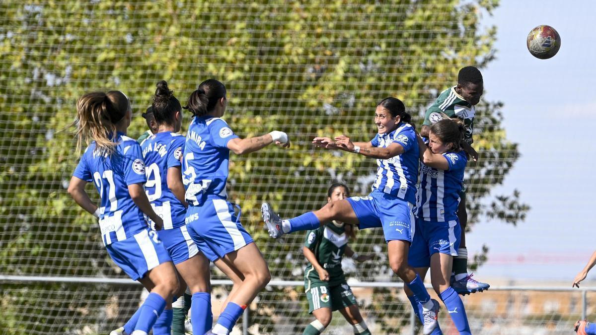 Imagen del Cacereño-Alavés de la primera vuelta en  Pinilla, con la surafricana Matlou rematando.