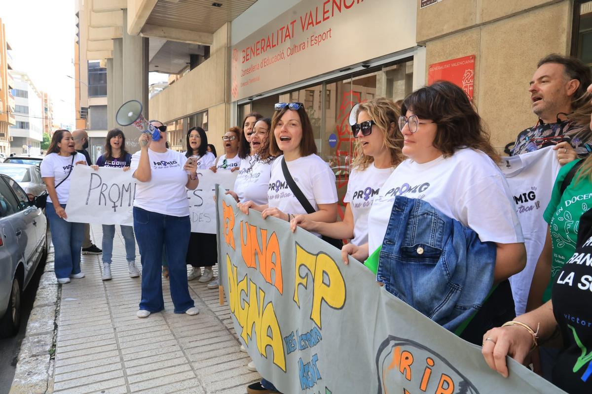 Concentración en la Dirección Territorial de Educación en Alicante por el recorte de ciclos de FP