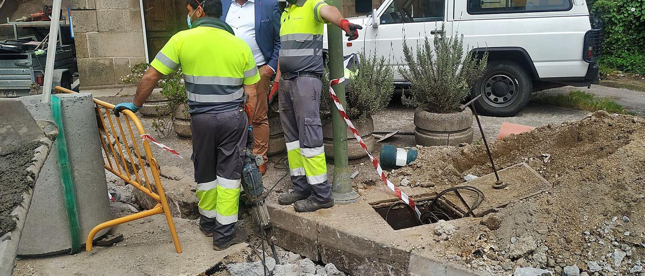 Los operarios municipales con el alcalde Carlos Viéitez en la zona de obras de la parroquia de Dena. |  // FDV