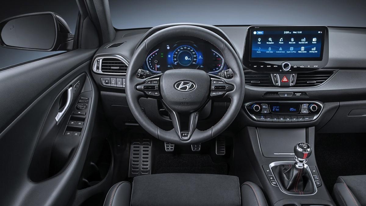 El interior del Hyundai i30 destaca por su pantalla digital de 10,25 pulgadas y sus prestaciones de conectividad.