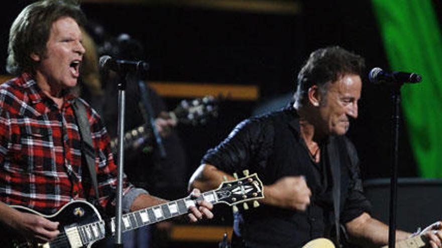 Bruce Springsteen y John Fogerty durante su actuación