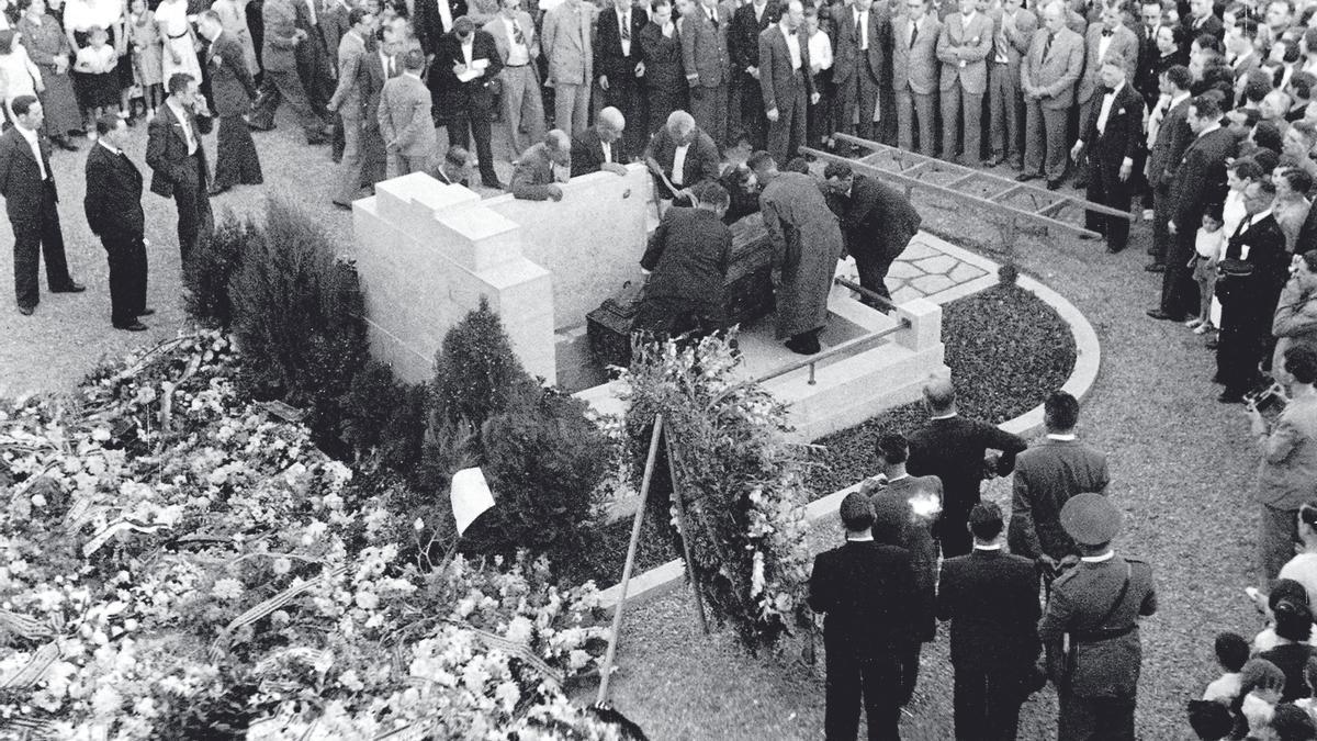 Trasllat de les despulles de Joan Selves al panteó erigit per l’Ajuntament de Manresa, el 12 de juliol del 1936