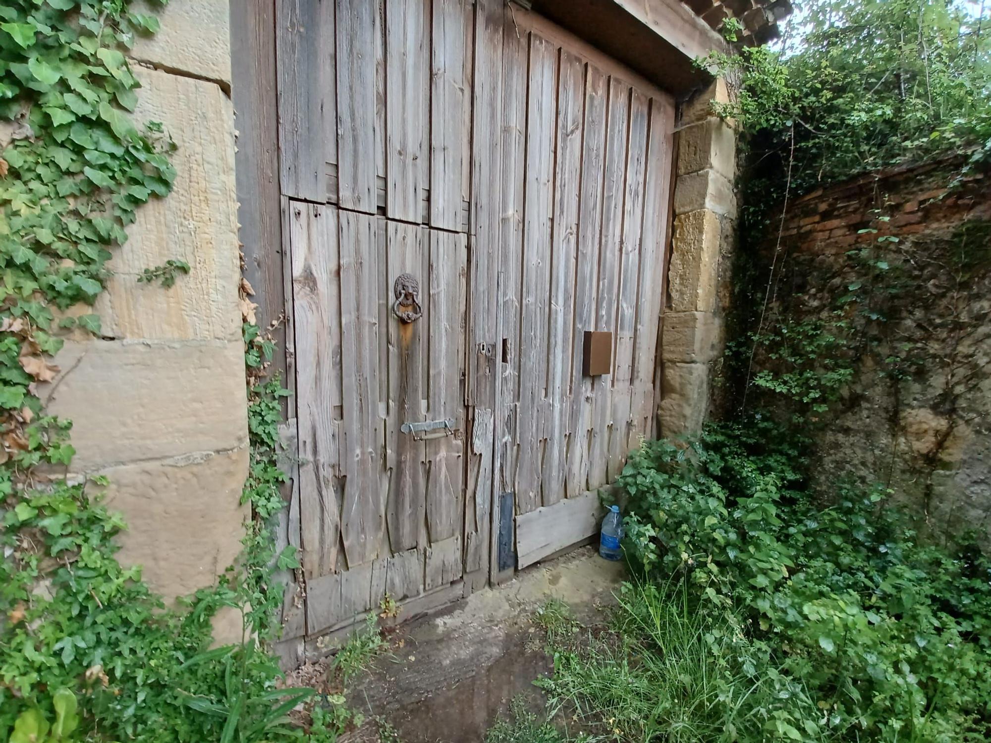 La casona de los Rodríguez de Pruvia en Llanera, el tesoro del siglo XVII oculto entre la maleza