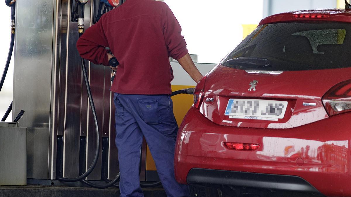 Un hombre reposta carburante en una estación de servicio de Madrid.