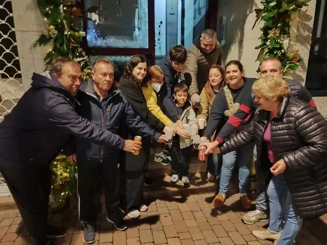 La decoración navideña de una comunidad de vecinos en la calle Castelao de Bueu