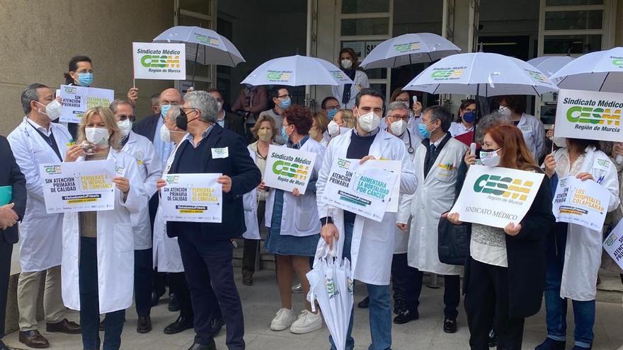 Protesta de Cesm a las puertas del centro de salud de San Andrés, en Murcia.