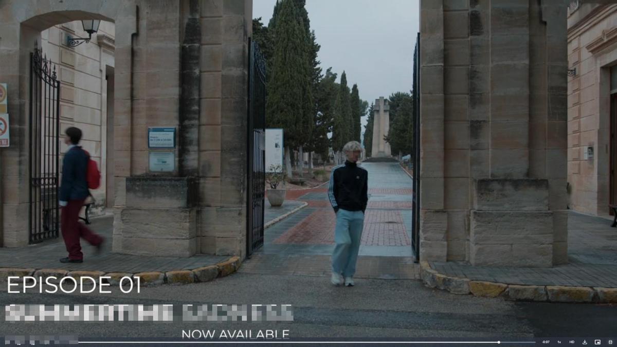 Acceso al cementerio de Alcoy, en una imagen de la serie porno