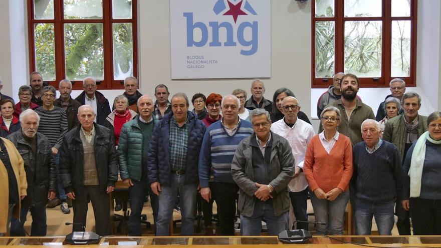 Ariadna Fernández e Iria Carril, junto a representantes locales del BNG y vecinos afectados por la suspensión del ferry.