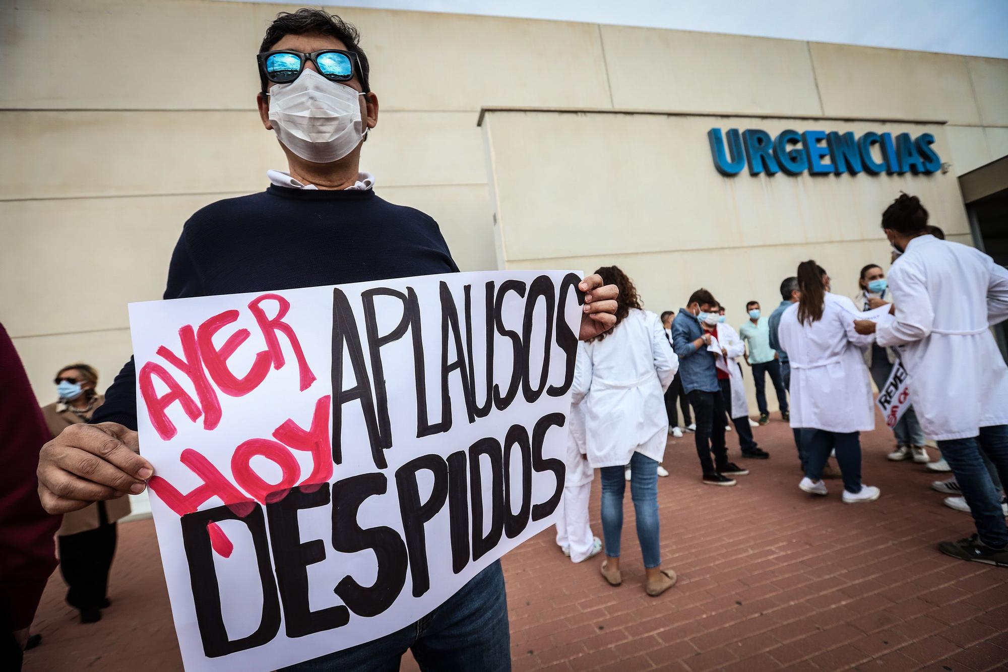 Protesta de los médicos sin MIR a las puertas del Hospital Universitario de Torrevieja