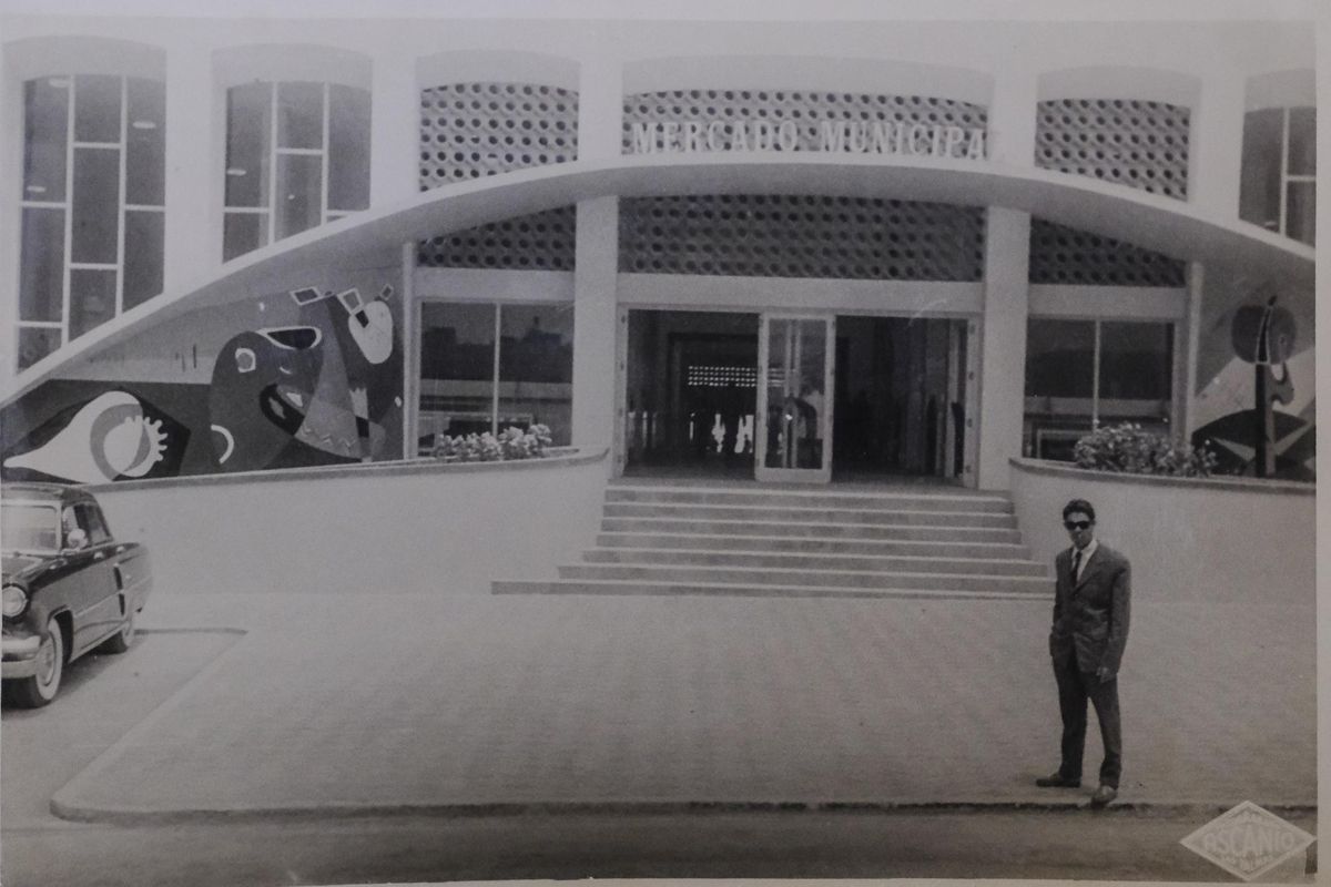 Foto antigua del Mercado Central con los murales.