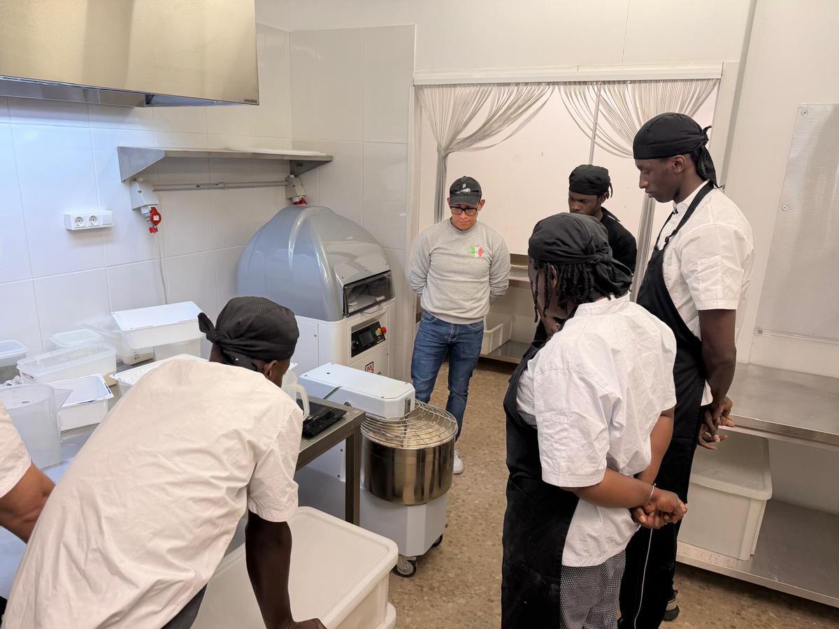 Alguns dels alumnes durant la formació de pizzeria.