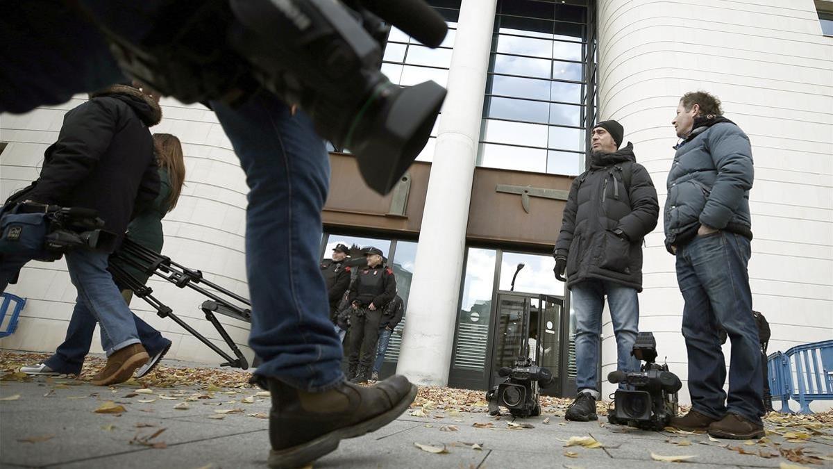 Un gran numero de medios de comunicacion se han acreditado para cubrir hoy el inicio del juicio en el Tribunal Superior de Justicia de Navarra