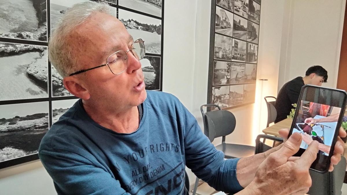 Juan Carlos Núñez explica el proceso de restauración del vitral de sa Pobla.