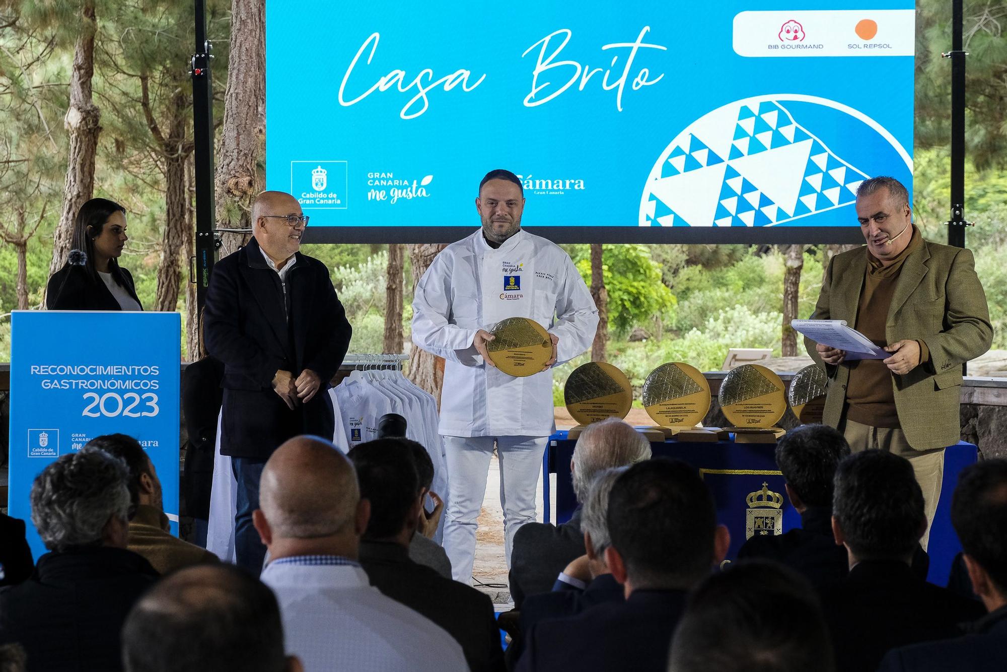 El Cabildo de Gran Canaria homenajea a los galardonados con las Guías Michelin y Repsol 2023