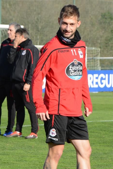 El preparador deportivista, Natxo González, ha facilitado la convocatoria del equipo coruñés tras el entrenamiento de esta mañana.