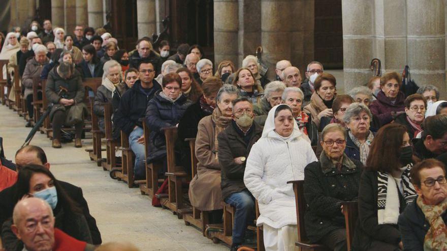 Misa funeral por el papa emérito en la catedral
