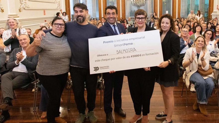 Luis López, con los ganadores de la Gala de Emprendemento SmartPeme, que se celebró en la Diputación Provincial.