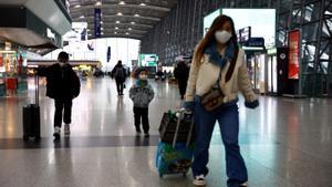 Viajeros en el aeropuerto internacional de Chengdu Shuangliu, en China, este viernes.