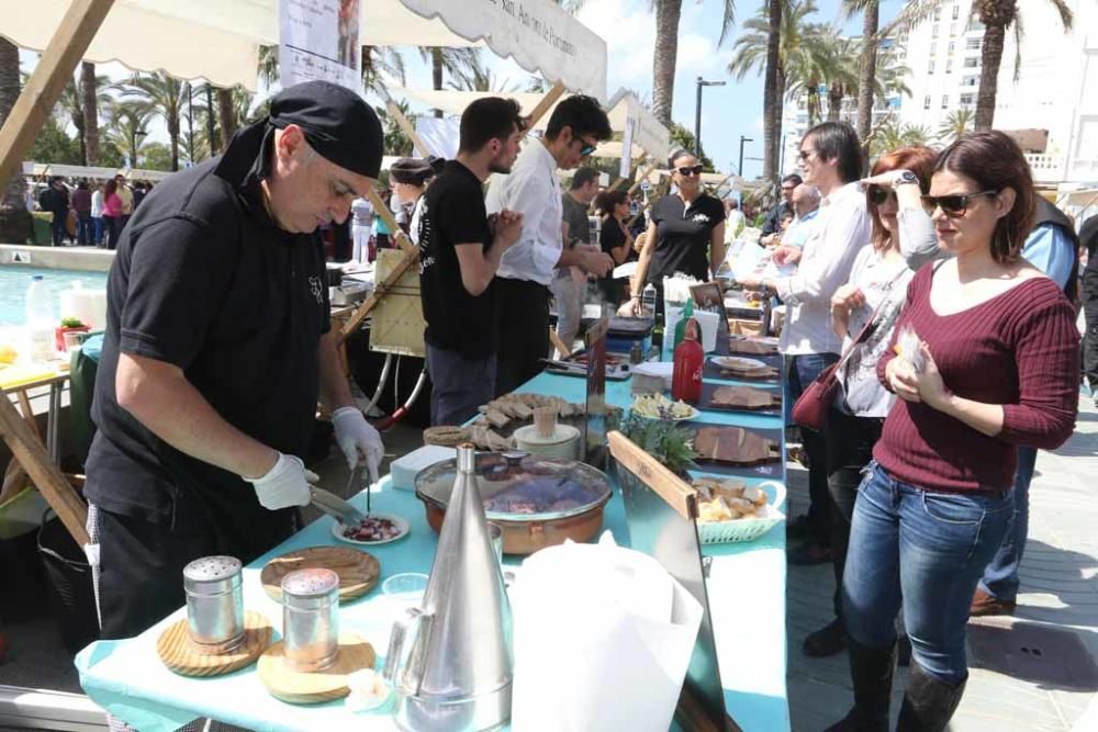 Centenares de comensales pasaron por el Passeig de ses Fonts para probar alguna de las exquisiteces cocinadas con pescado o marisco