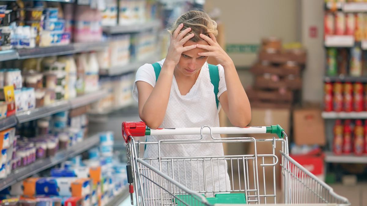 Persona triste supermercado