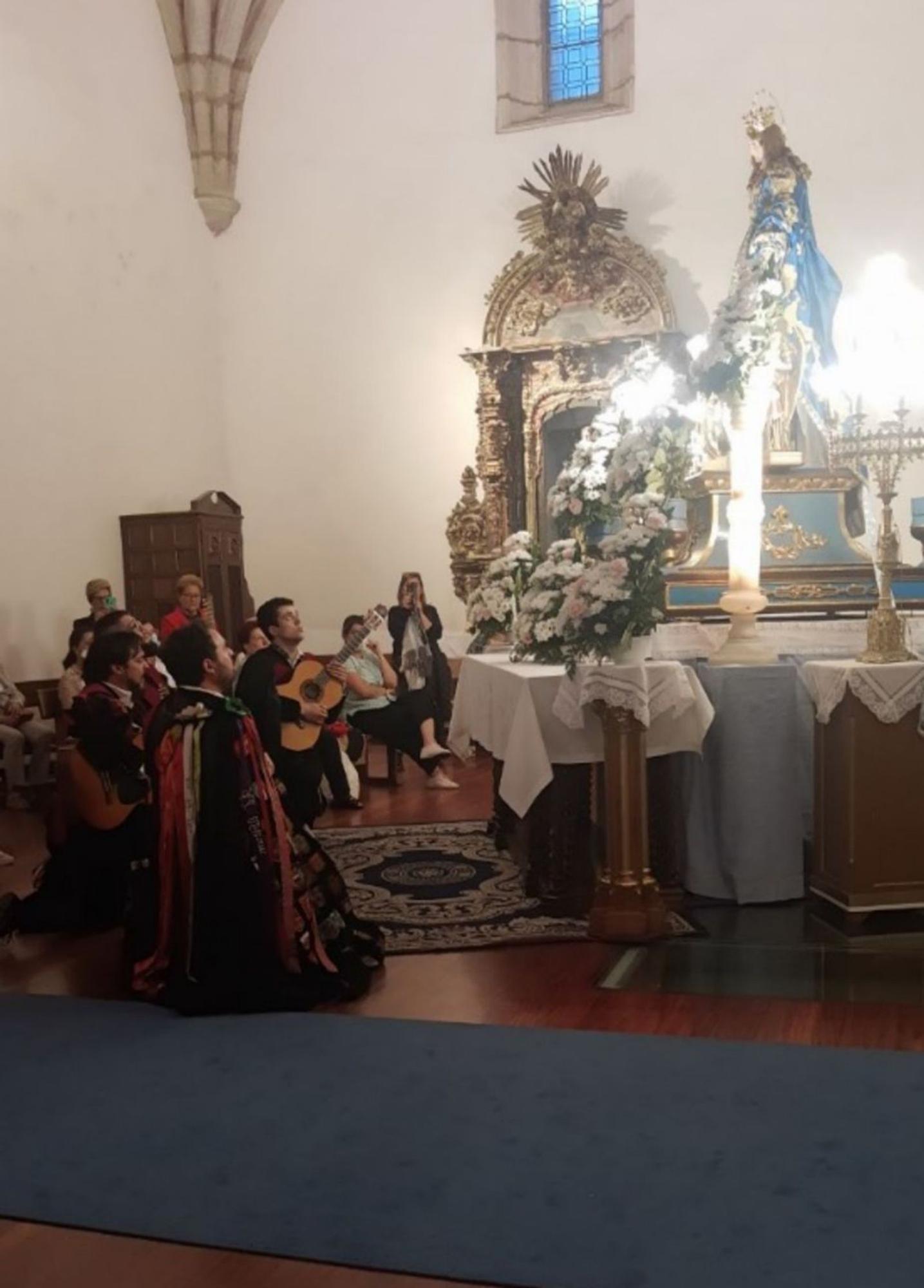 La tuna canta a la Virgen de las Victorias.