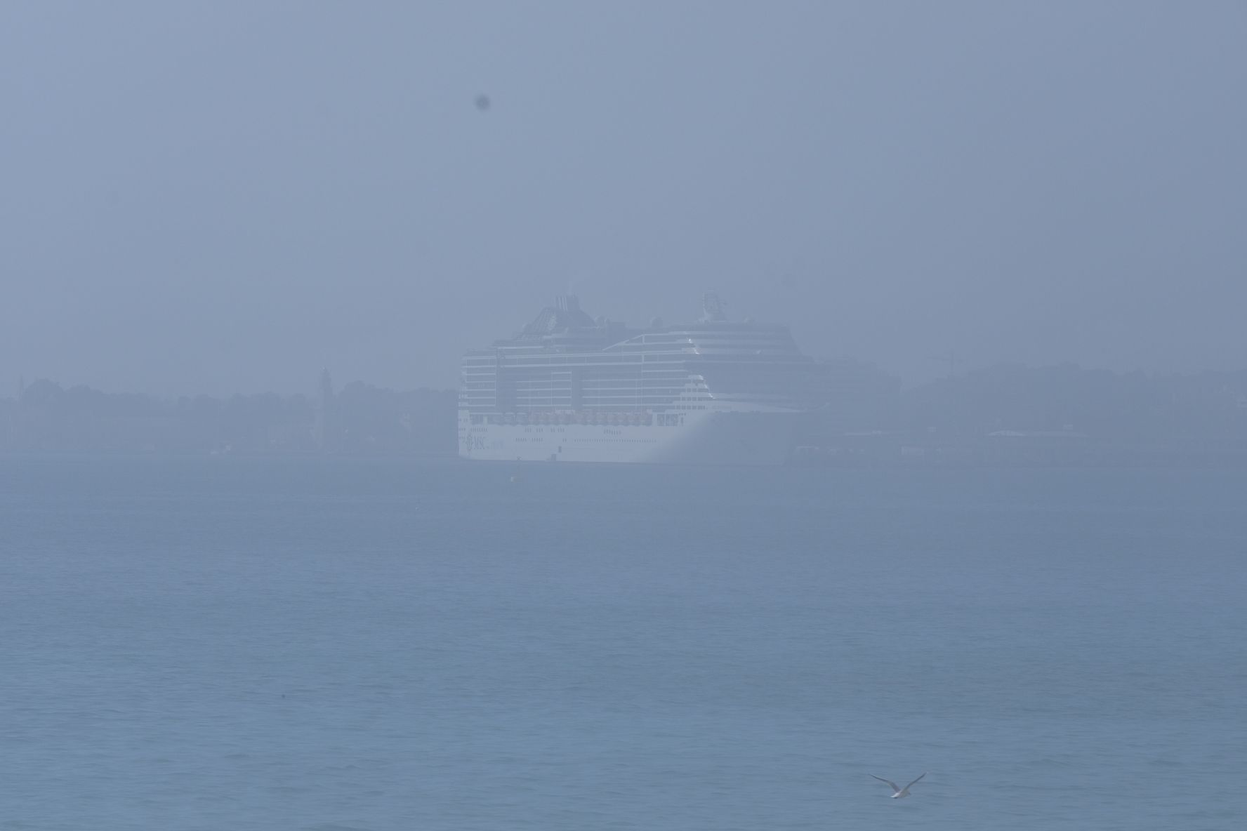 Una densa niebla provocada por el aire cálido y la baja temperatura del mar cubre la bahía de Palma