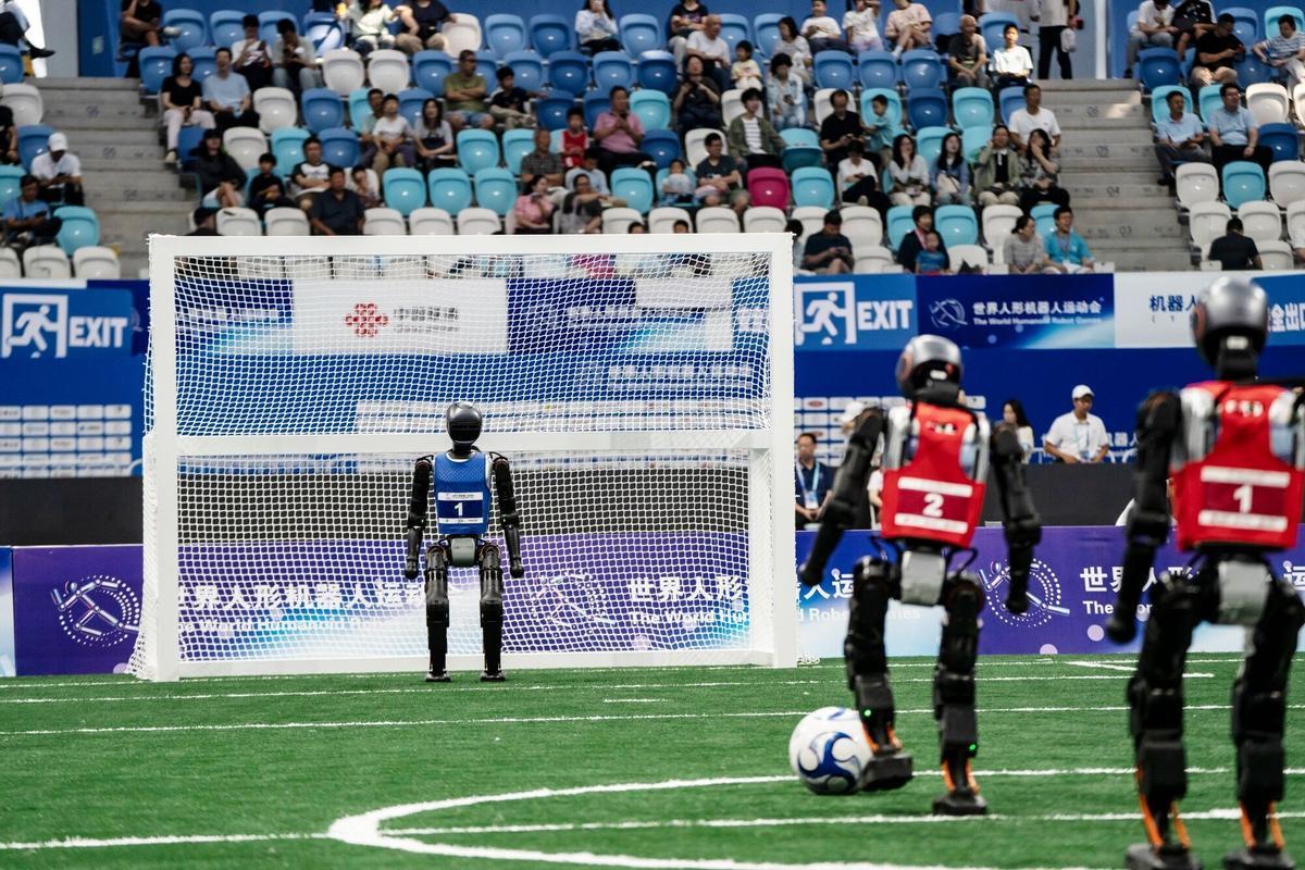 Robots humanoides durante un partido de fútbol en los Juegos Mundiales de Robots Humanoides en Pekín, China, el viernes 15 de agosto de 2025. El evento se celebra hasta el 17 de agosto. Fotógrafo: Qilai Shen/Bloomberg